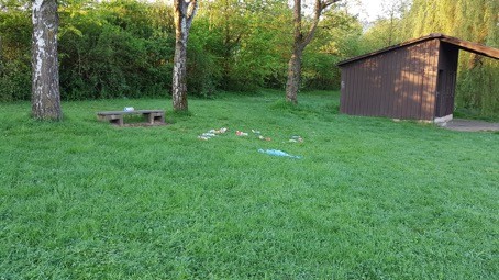 Ebenfalls viele leere Plastik- und Glasflaschen, Plastikbecher sowie Kleidung auf der Liegewiese